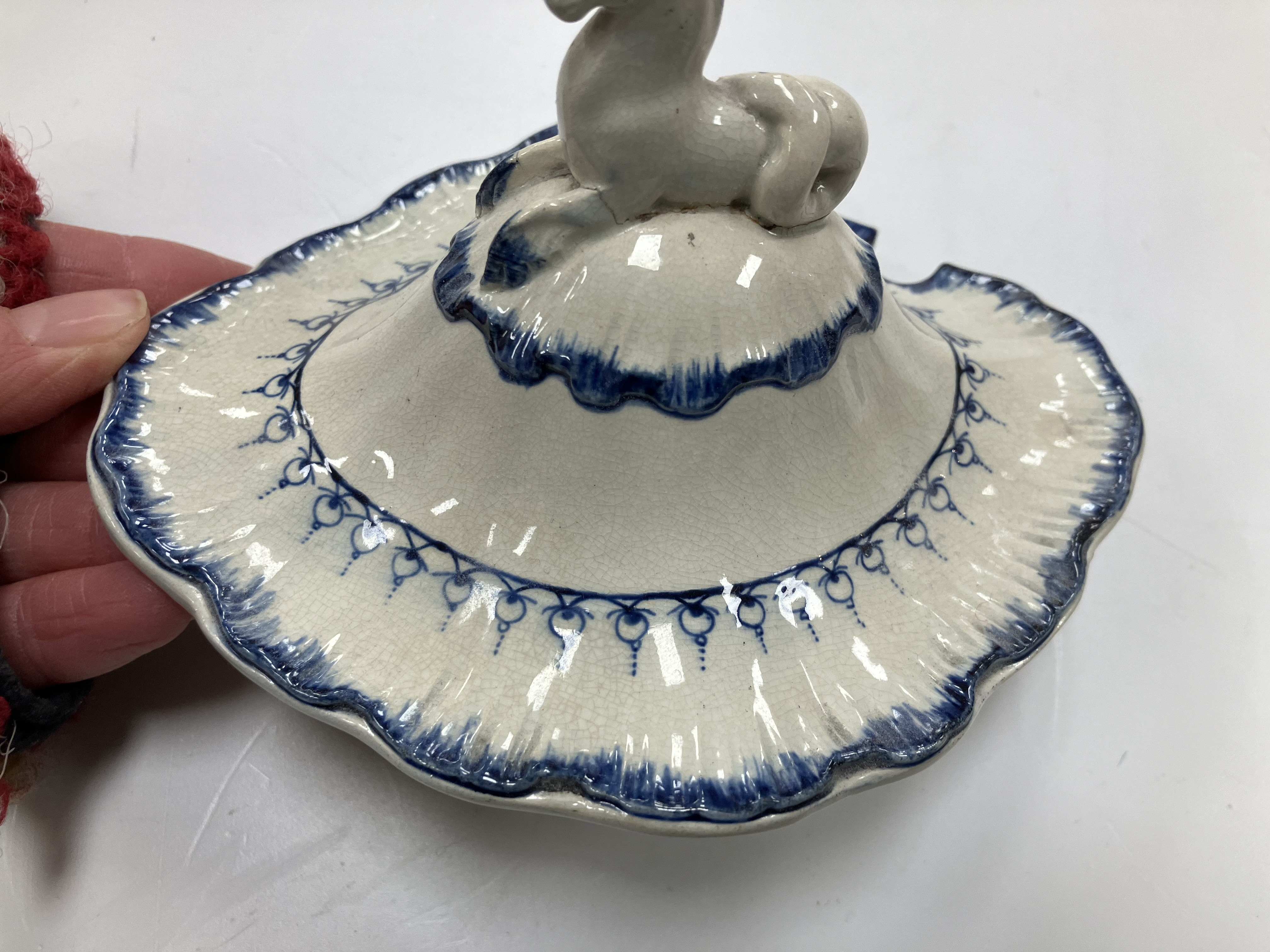 A late 18th/early 19th Century Wedgwood blue and white shell edged pearlware sauce tureen, - Image 81 of 84