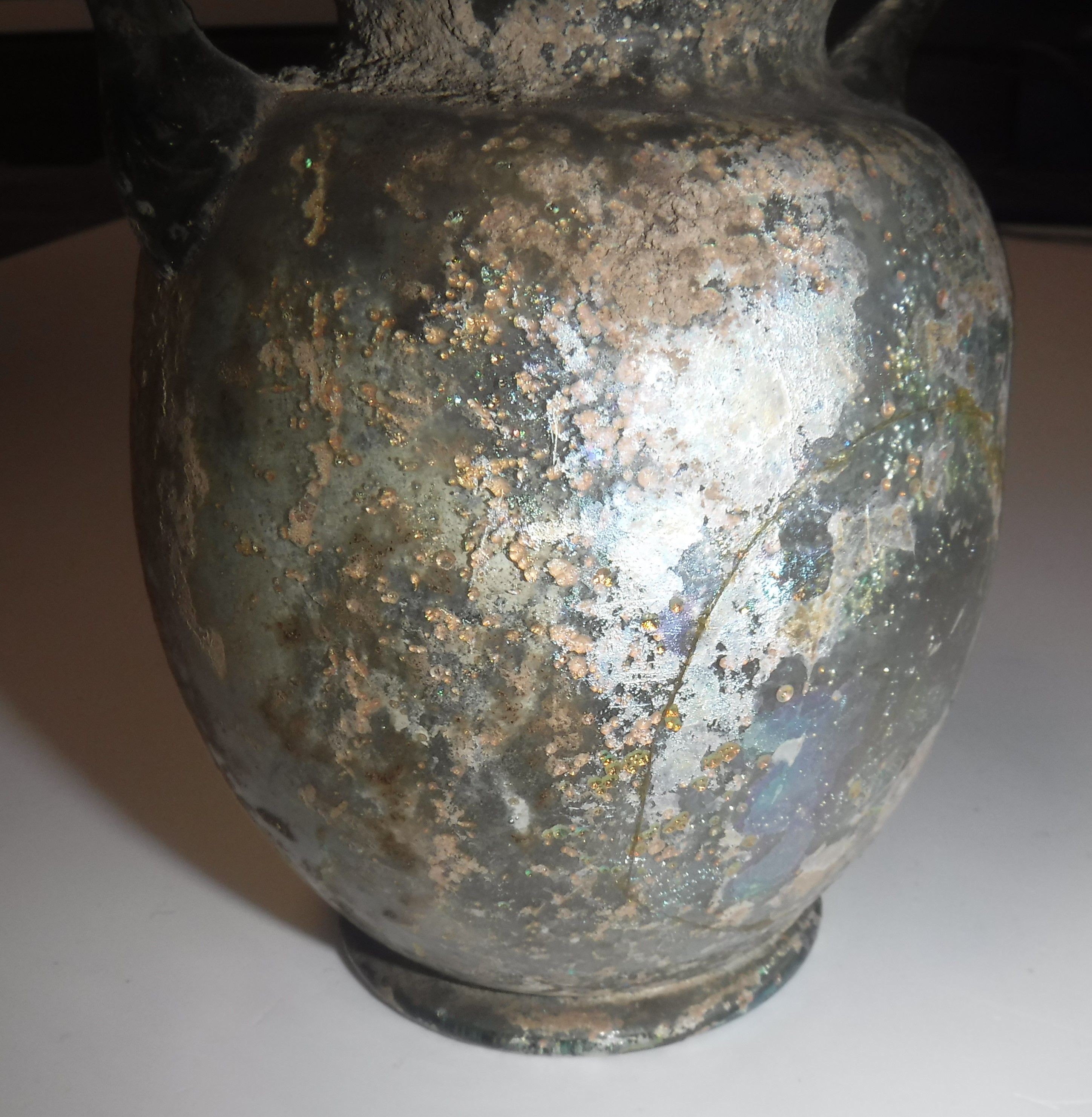 A pale green glass two handled vase in t - Image 4 of 19