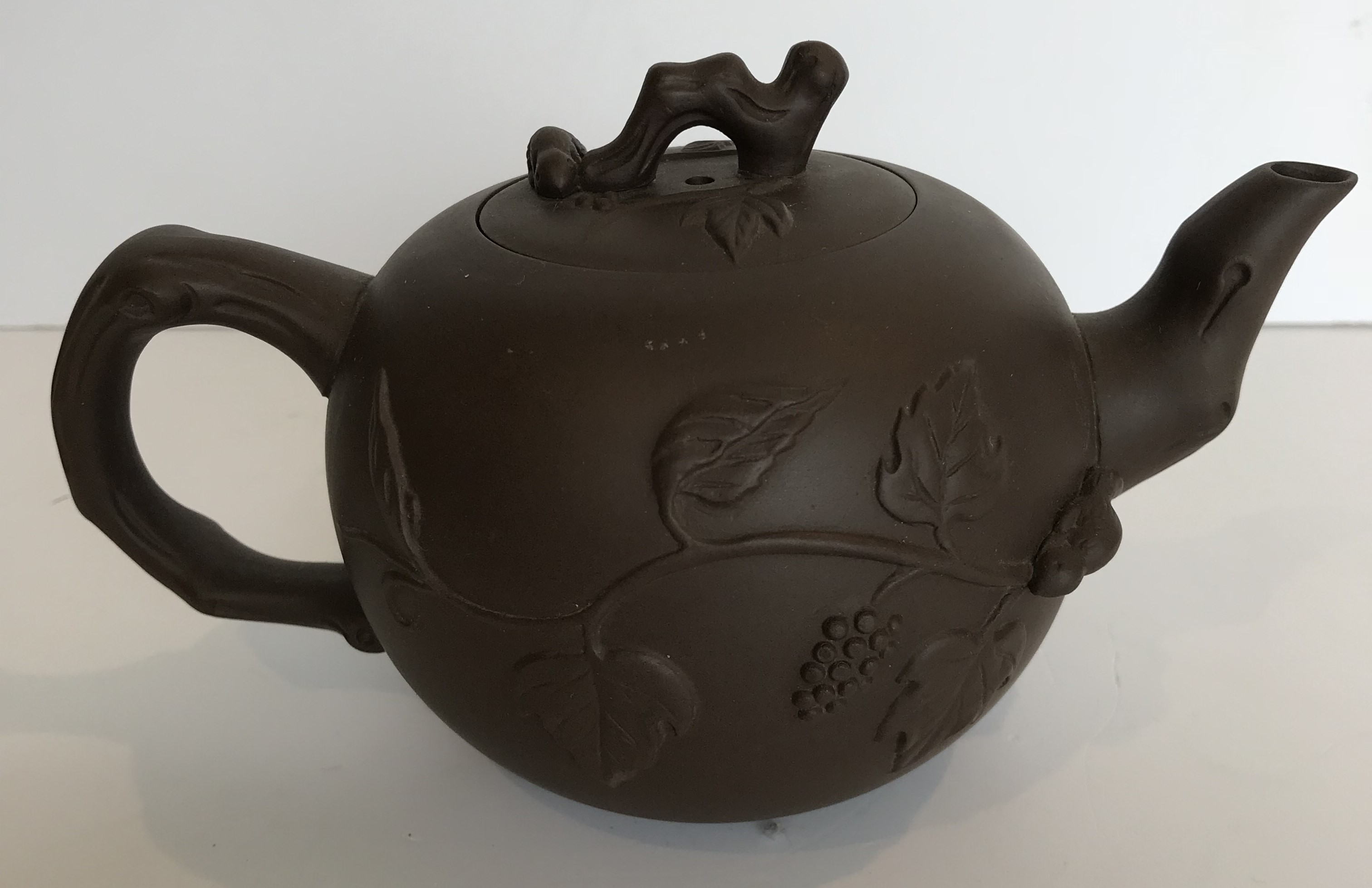 A collection of six Yi Xing tea pots, five with various seal marks, one stamped ''Russell 2004- - Image 22 of 28