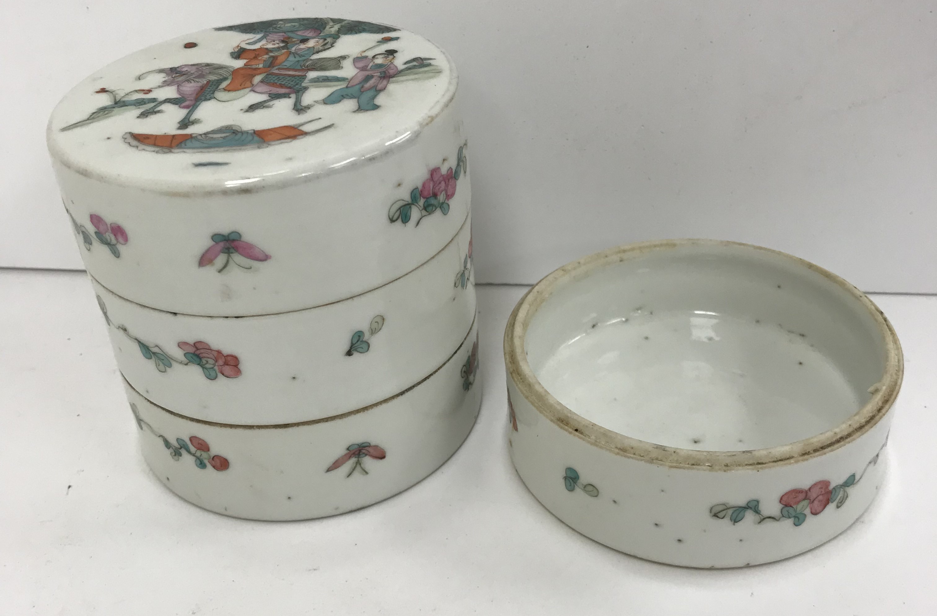 A circa 1900 Chinese porcelain stacking box of four sections in cylindrical form, the top - Image 4 of 5