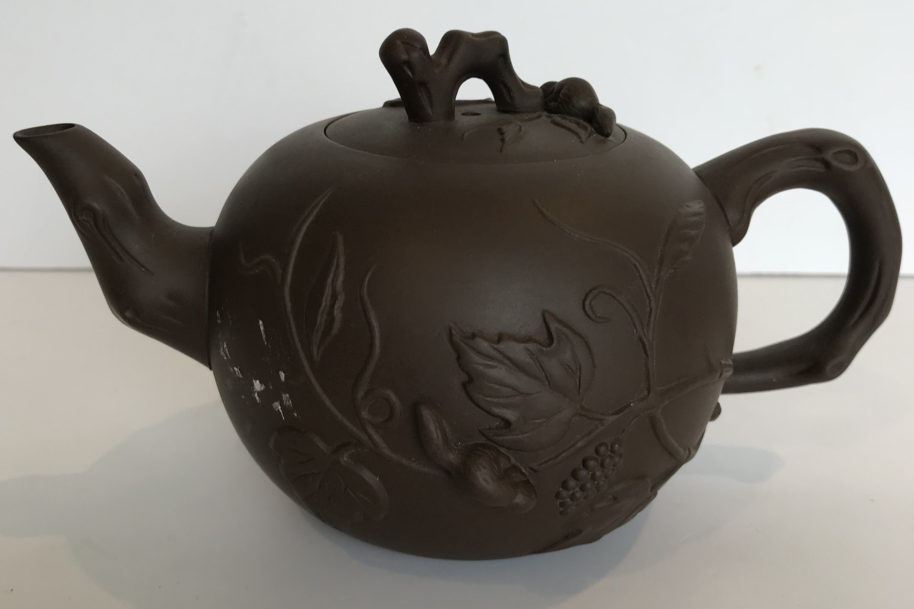 A collection of six Yi Xing tea pots, five with various seal marks, one stamped ''Russell 2004- - Image 20 of 28