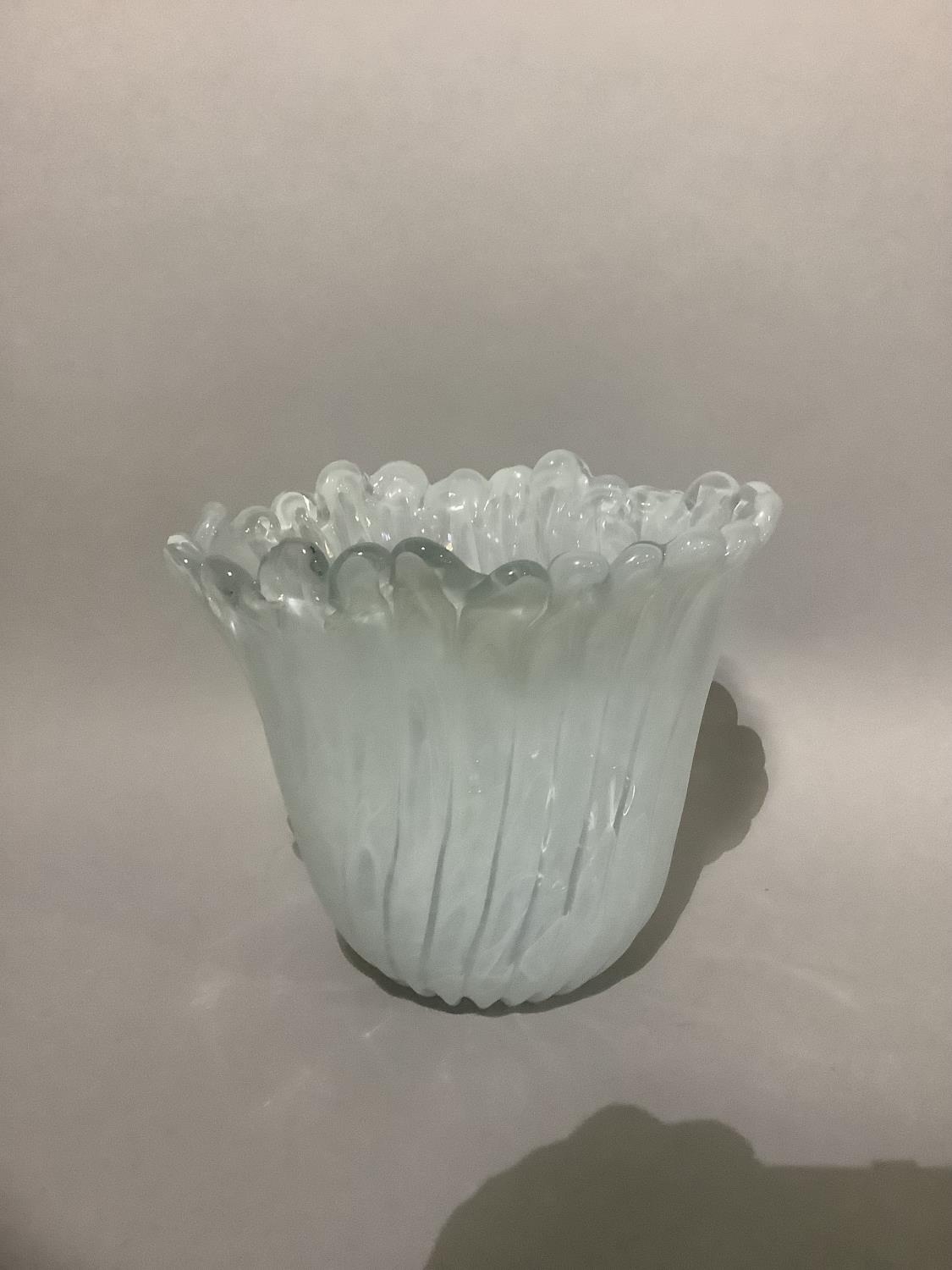 A white swirl and clear glass vase of petalated form and oval outline, 26cm high - Image 2 of 2