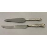 A silver cake slice and knife with silver handle, Sheffield 1965