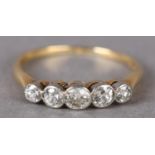 A GEORGE V FIVE STONE DIAMOND RING in 18ct yellow and white gold, the graduated transitional