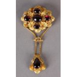 AN EARLY VICTORIAN GARNET PENDANT BROOCH, in 15ct gold, the oval cabochon carbuncle stones collet