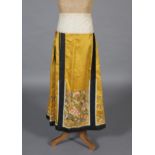 Chinese embroidery Qing dynasty: a fine and long Chinese skirt, the background silk in strong