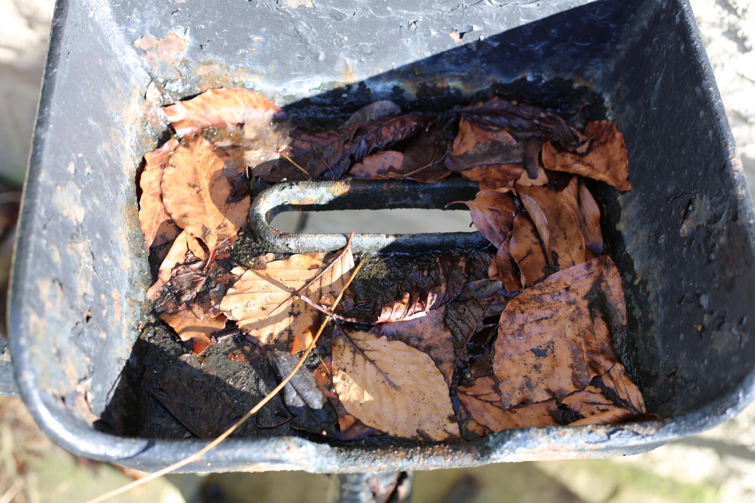 A cast iron stand and cast iron drain top - Image 3 of 5