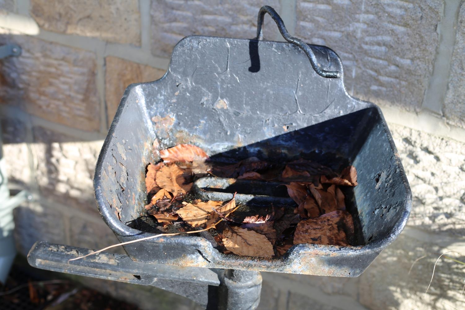 A cast iron stand and cast iron drain top - Image 2 of 5