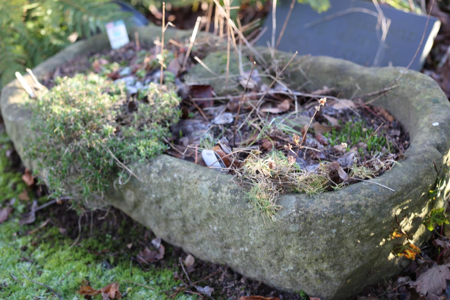 A stone trough with curved ends, 105cm x 46cm x 20cm - Image 2 of 2