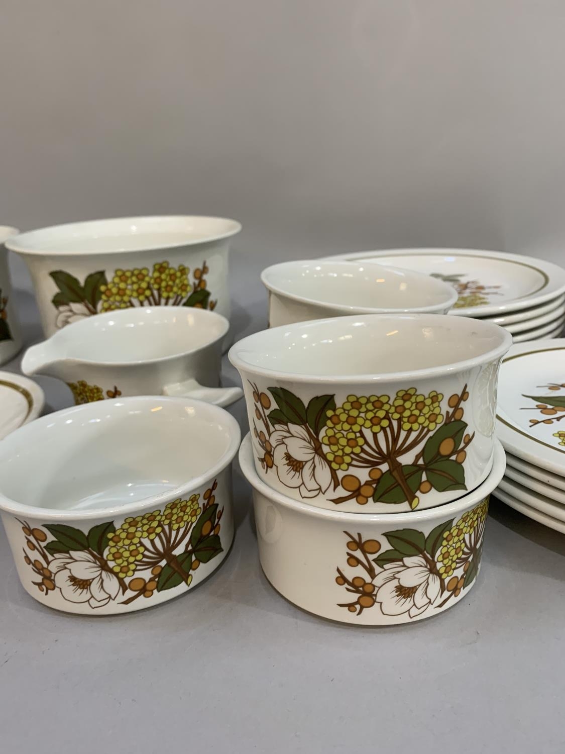 A 1970s Mid Winter dinner service of Meadow Sweet design comprising six dinner plates 26cm, five - Image 4 of 5