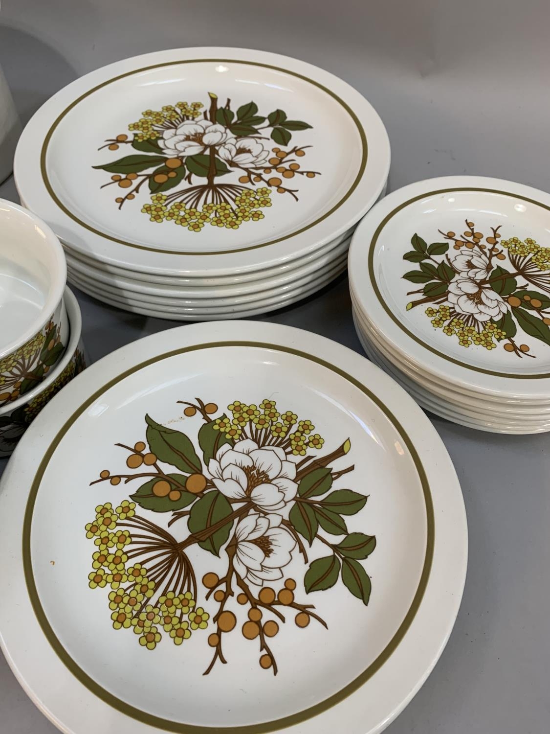 A 1970s Mid Winter dinner service of Meadow Sweet design comprising six dinner plates 26cm, five - Image 3 of 5