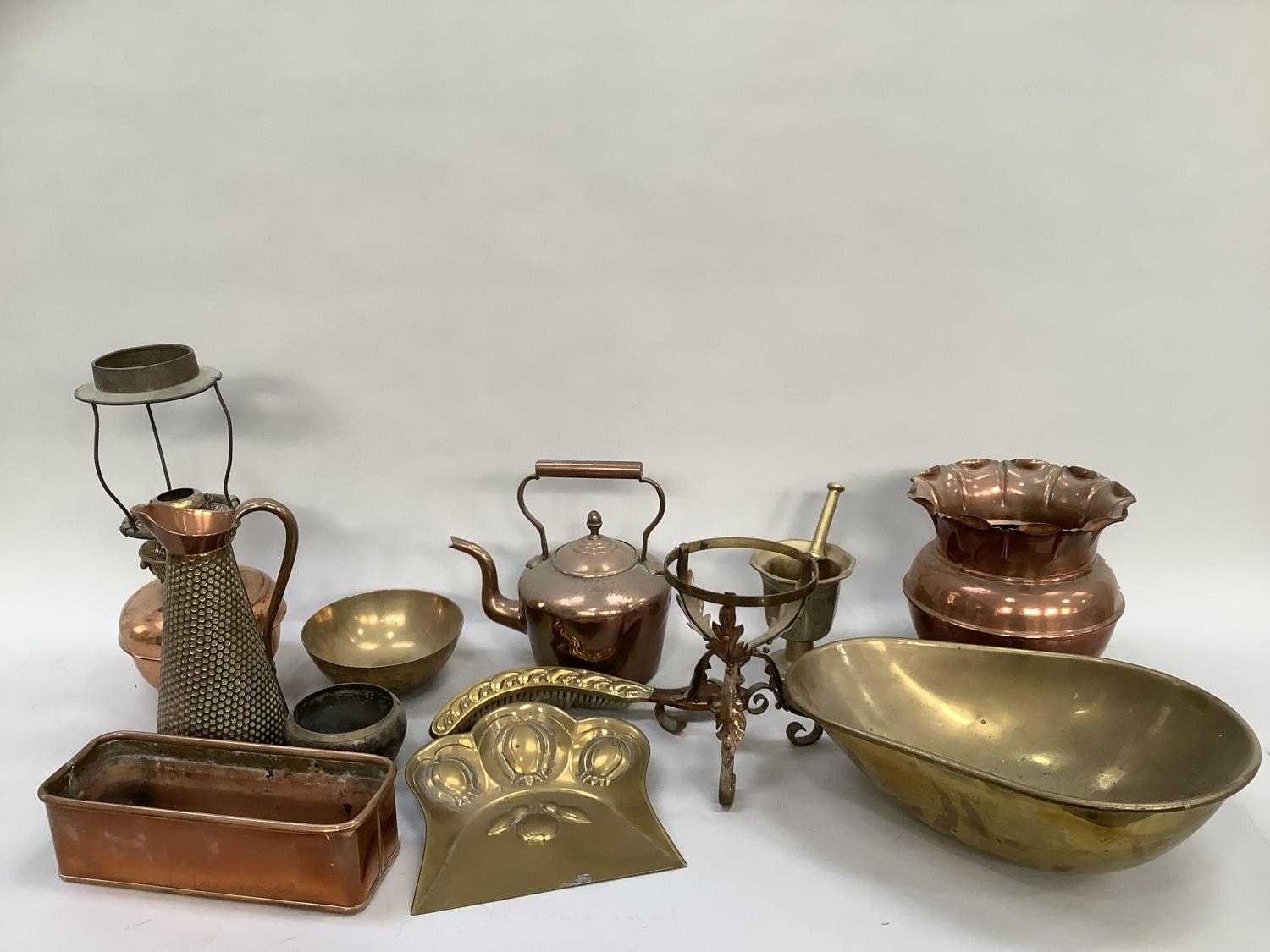 A quantity of brass and copper comprising brass pestle and mortar, copper kettle, Benares style