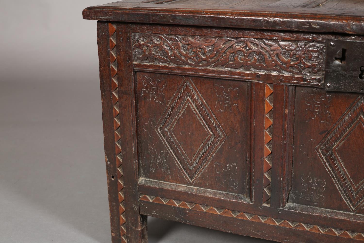 A LATE 17TH CENTURY OAK KIST HAVING A TRIPLE INDENTED TOP, the frieze intricately carved with - Image 4 of 7