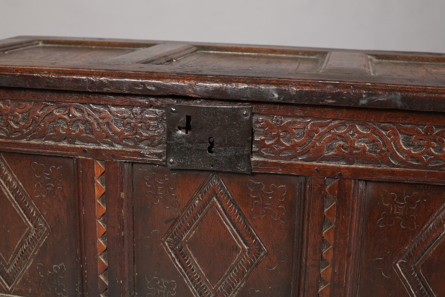 A LATE 17TH CENTURY OAK KIST HAVING A TRIPLE INDENTED TOP, the frieze intricately carved with - Image 5 of 7
