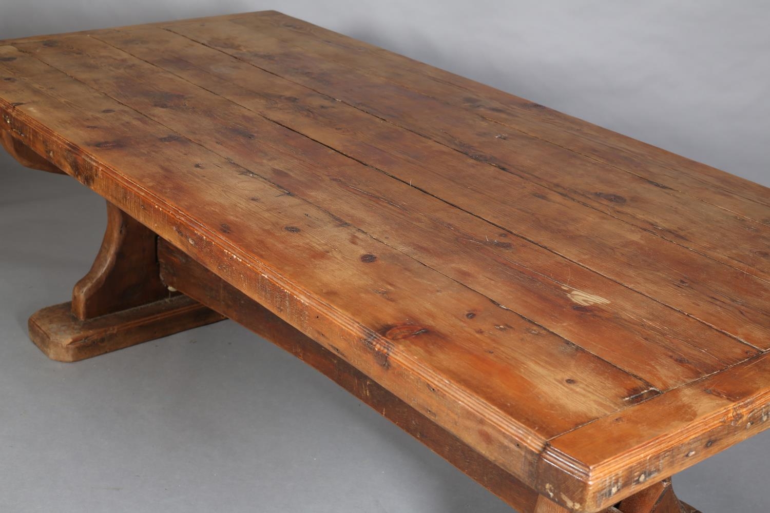 AN EARLY 20TH CENTURY FRENCH PINE REFECTORY DINING TABLE, the planked top with cleat ends, on - Image 4 of 6