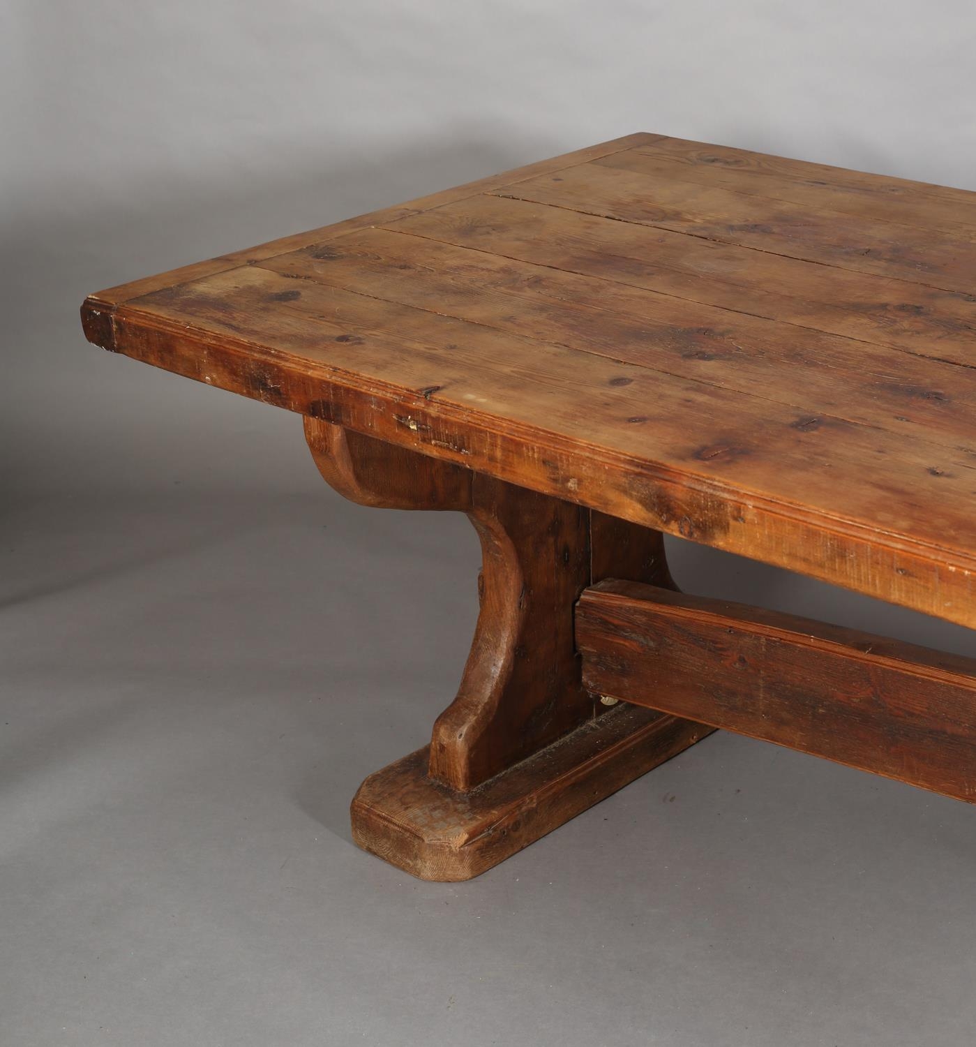 AN EARLY 20TH CENTURY FRENCH PINE REFECTORY DINING TABLE, the planked top with cleat ends, on - Image 5 of 6