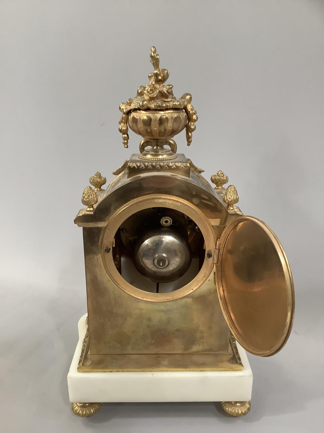A 19TH CENTURY FRENCH ORMOLU AND ALABASTER CLOCK, with 8 day pendulum movement striking on one bell, - Image 3 of 5