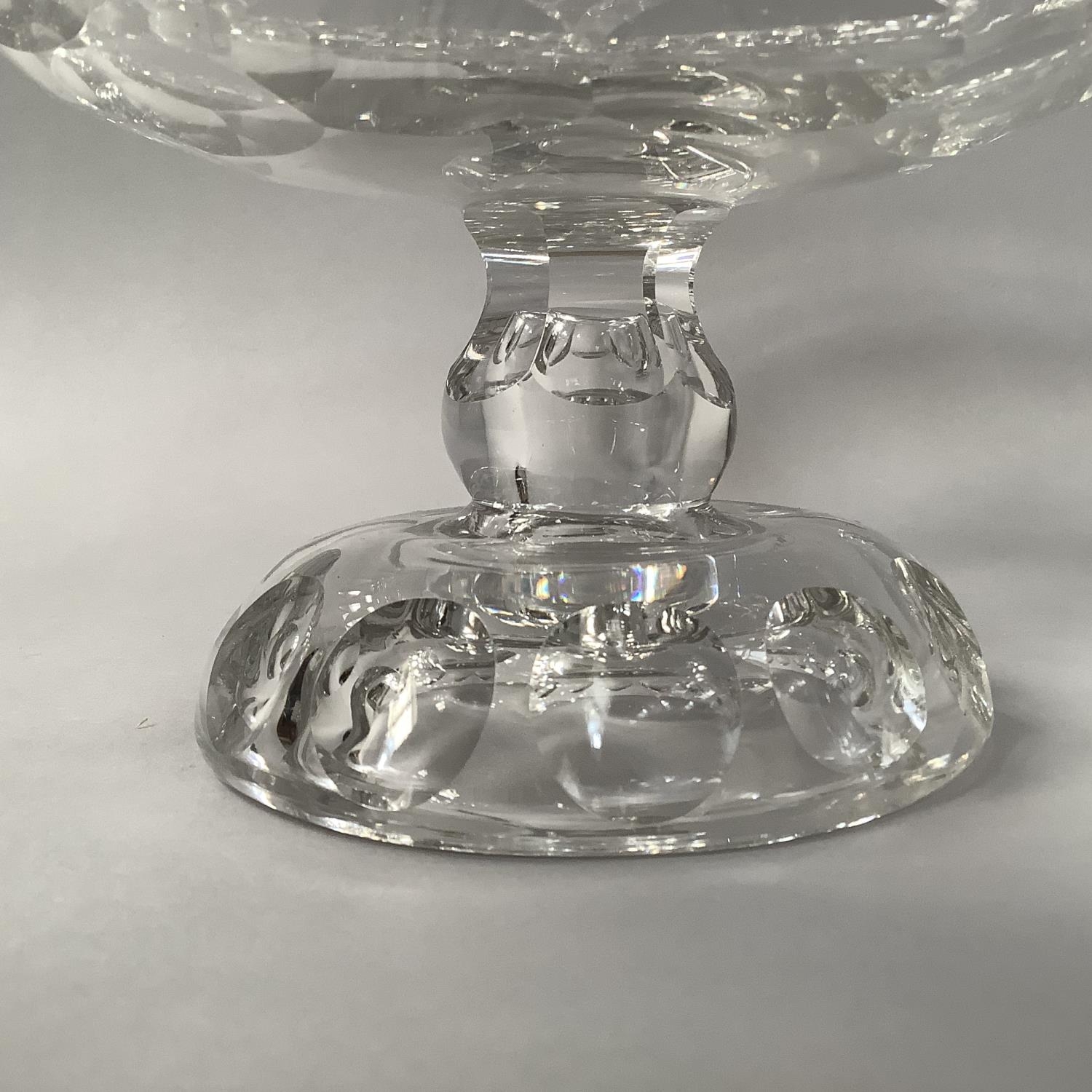 A PAIR OF MID 18TH CENTURY IRISH GLASS PEDESTAL BOWLS, circular with petal edges and disc cut - Image 3 of 4