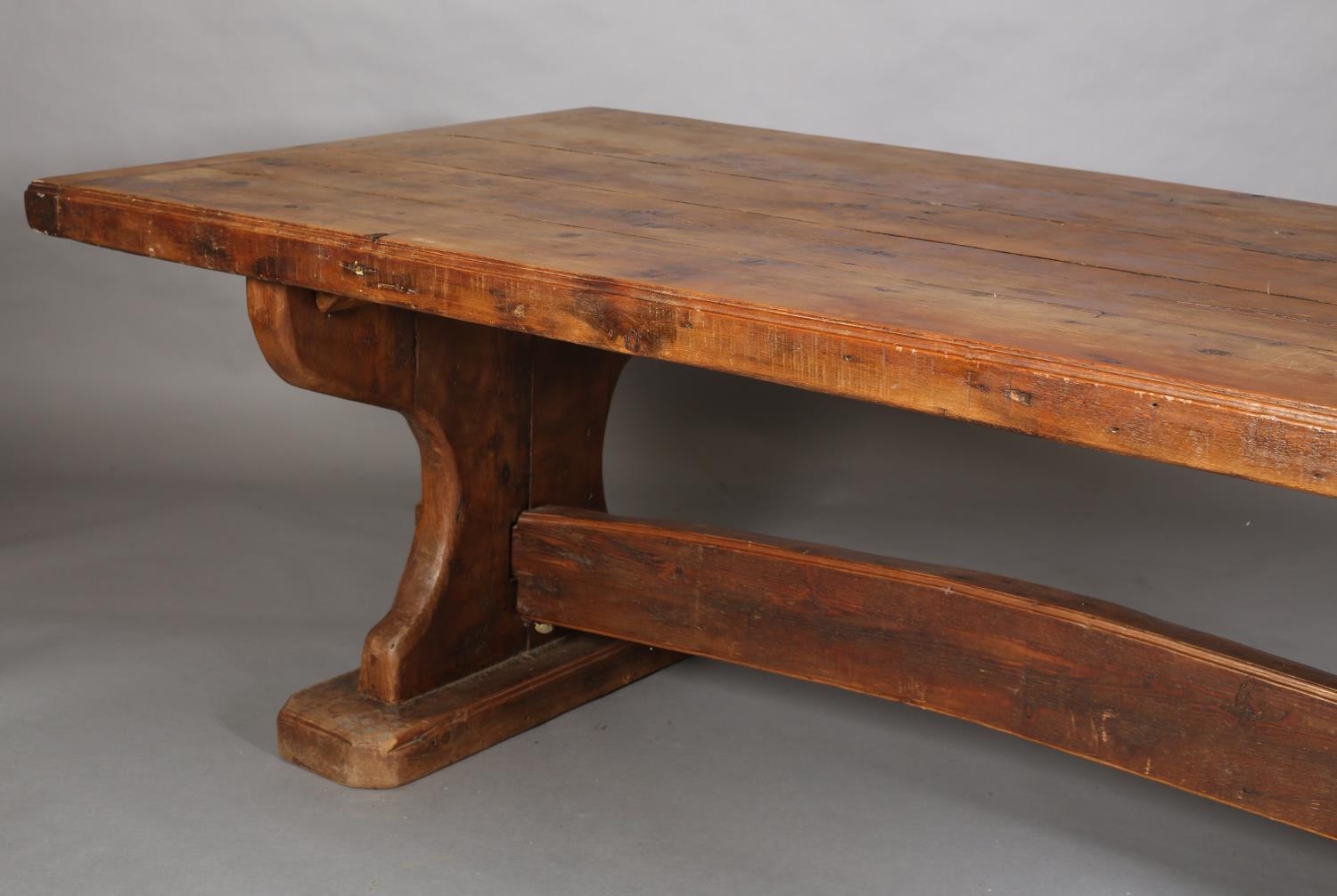 AN EARLY 20TH CENTURY FRENCH PINE REFECTORY DINING TABLE, the planked top with cleat ends, on - Image 6 of 6