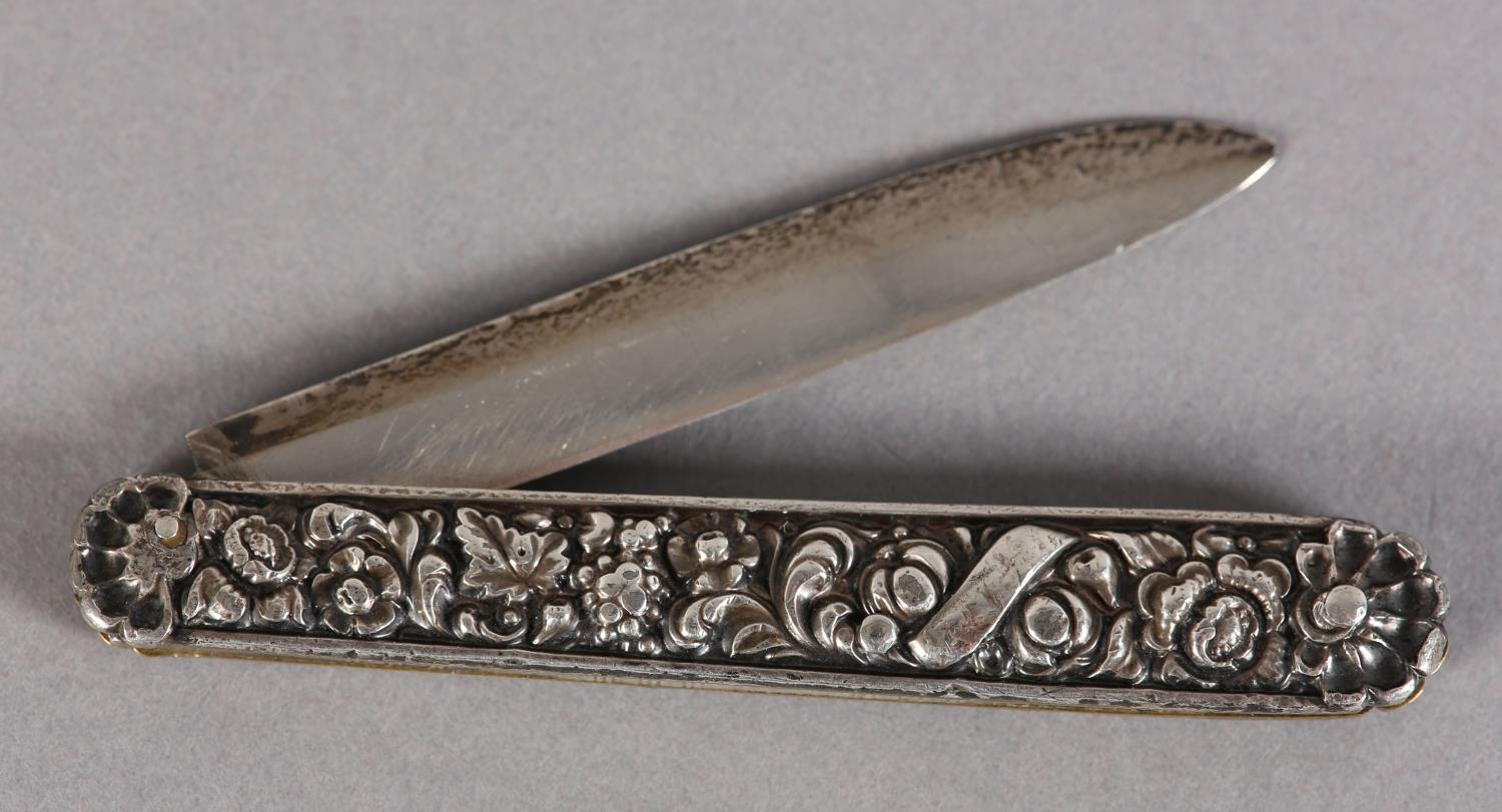 A GEORGE III FRUIT KNIFE with silver blade and silver covered grips, chased with fruiting vines, - Image 2 of 3