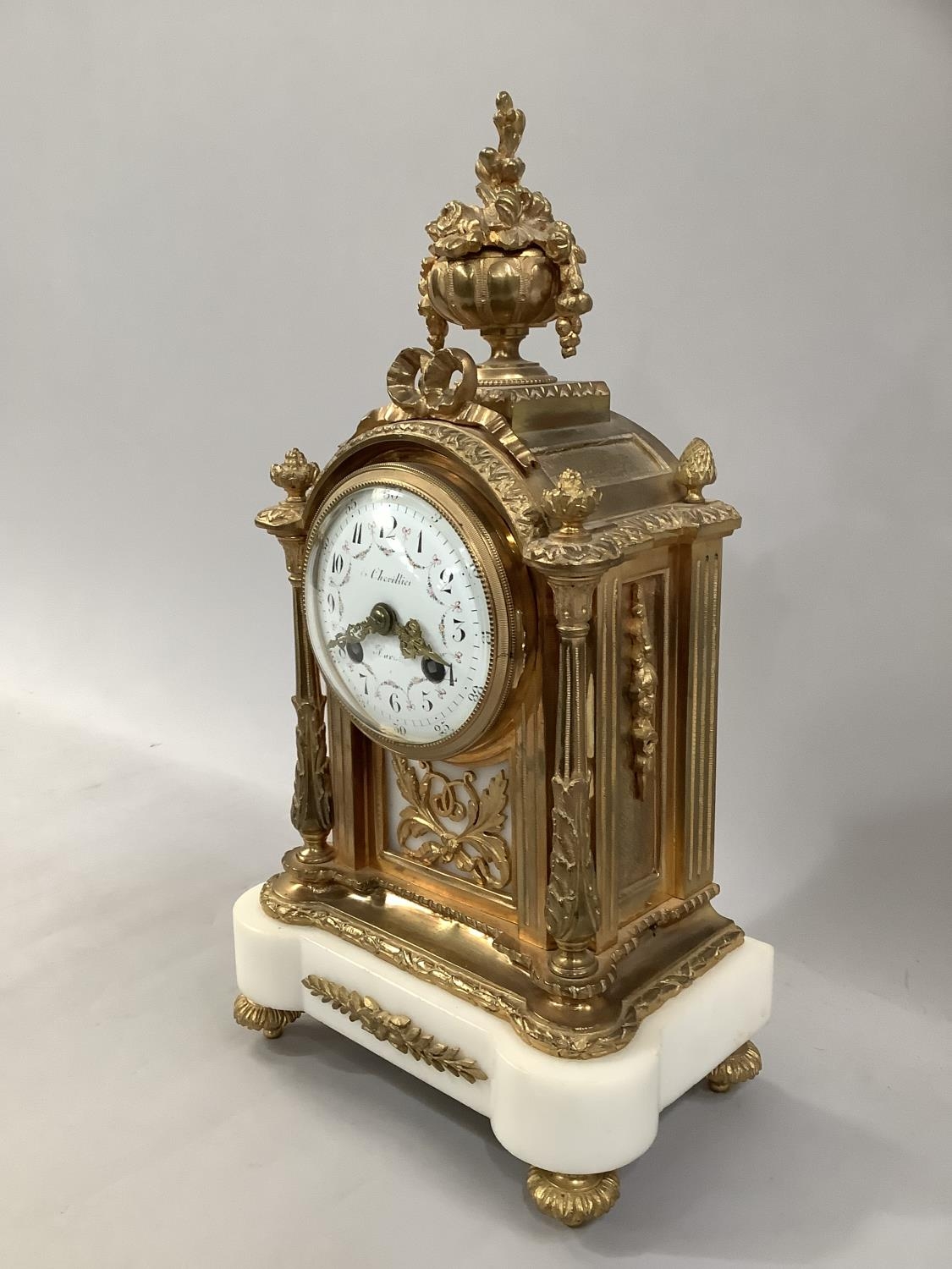 A 19TH CENTURY FRENCH ORMOLU AND ALABASTER CLOCK, with 8 day pendulum movement striking on one bell, - Image 2 of 5