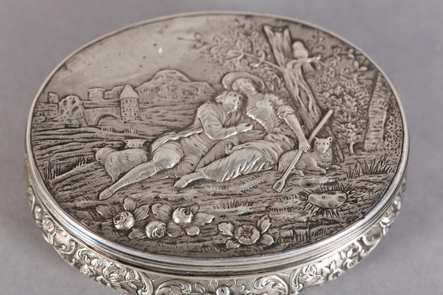 A 19TH CENTURY SILVER BOX, LONDON (import) 1897 for William Moering of oval outline the hinged lid - Image 3 of 5