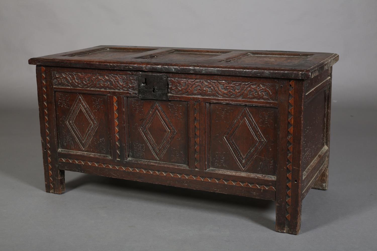 A LATE 17TH CENTURY OAK KIST HAVING A TRIPLE INDENTED TOP, the frieze intricately carved with