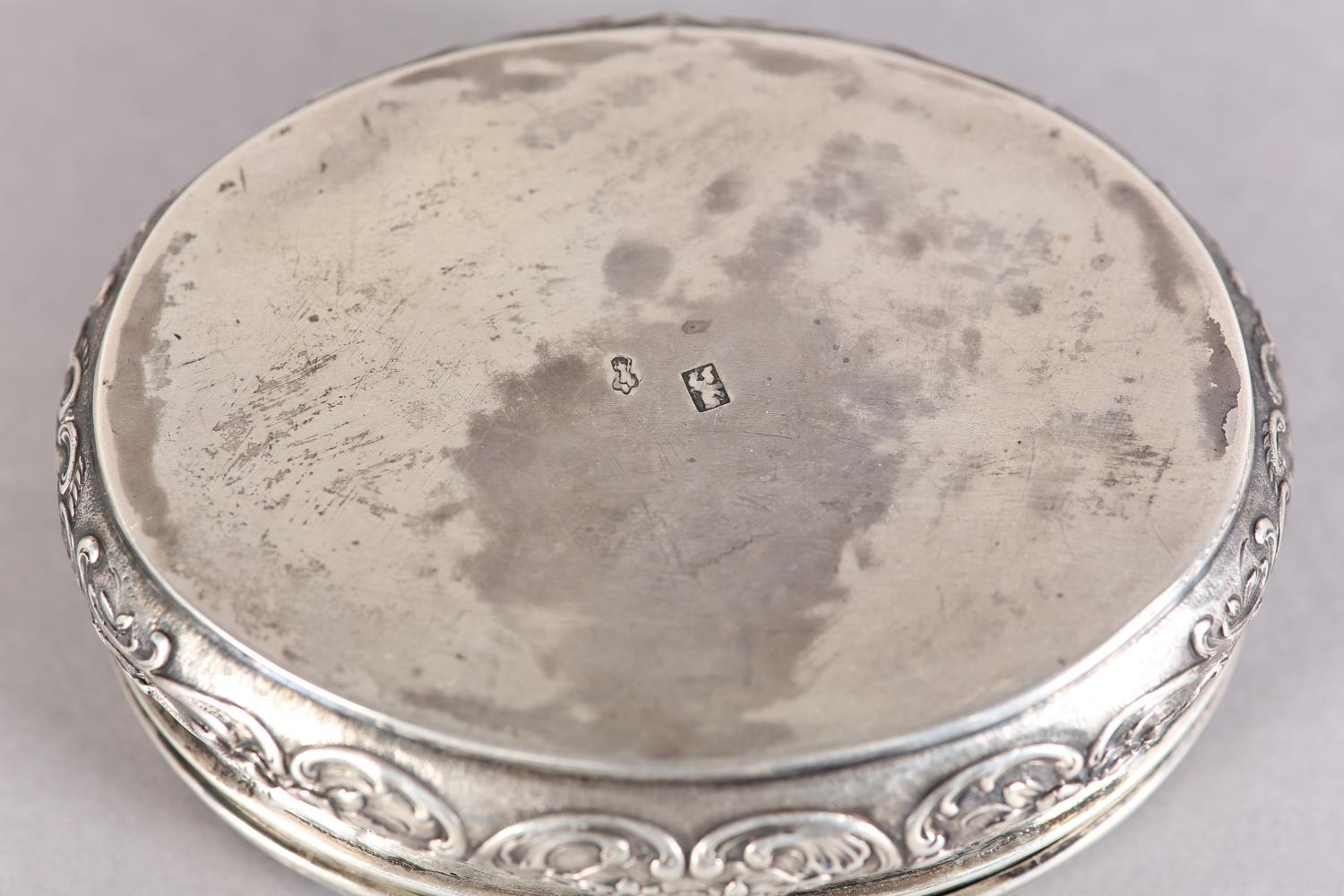 A 19TH CENTURY SILVER BOX, LONDON (import) 1897 for William Moering of oval outline the hinged lid - Image 5 of 5