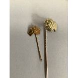 AN EARLY 20TH CENTURY MERINO RAM STICK PIN in 9ct gold, cast and textured in full relief, stamped to