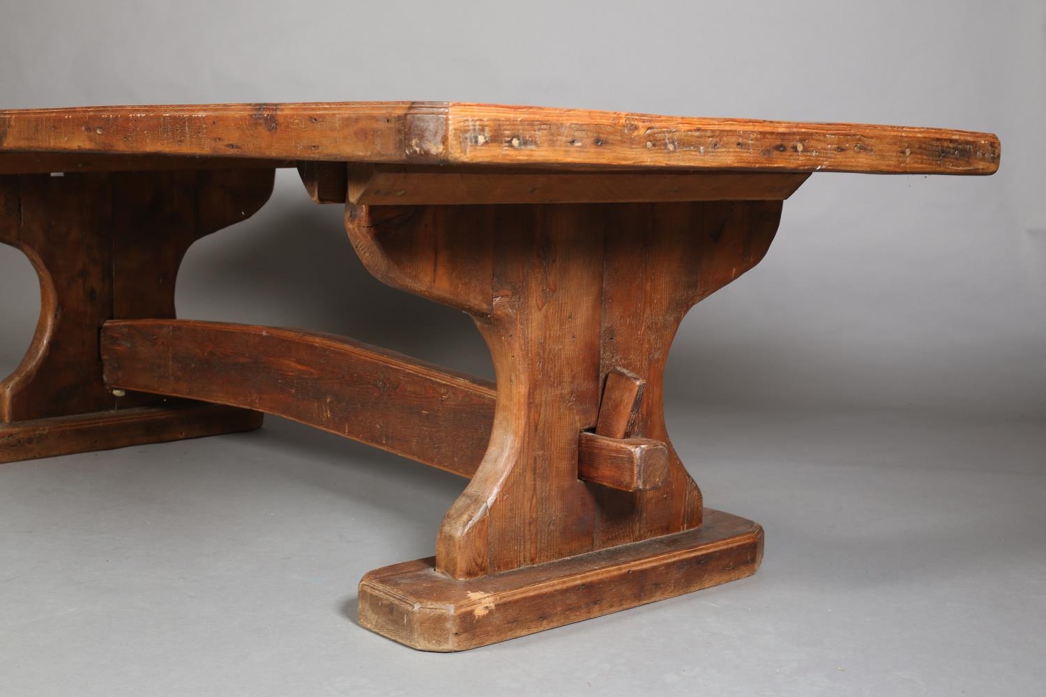 AN EARLY 20TH CENTURY FRENCH PINE REFECTORY DINING TABLE, the planked top with cleat ends, on - Image 3 of 6