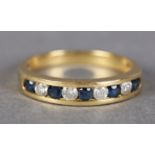 A SAPPHIRE AND DIAMOND RING in 18ct gold, the circular faceted sapphires and brilliant cut