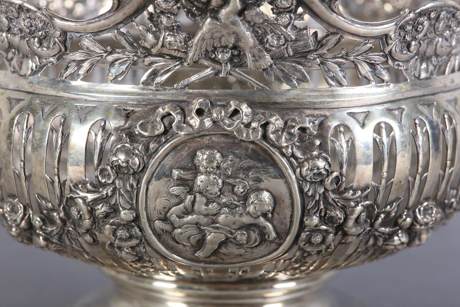 A LATE 19TH/EARLY 20TH CENTURY GERMAN .800 silver fruit bowl, pierced and embossed with floral - Image 3 of 7