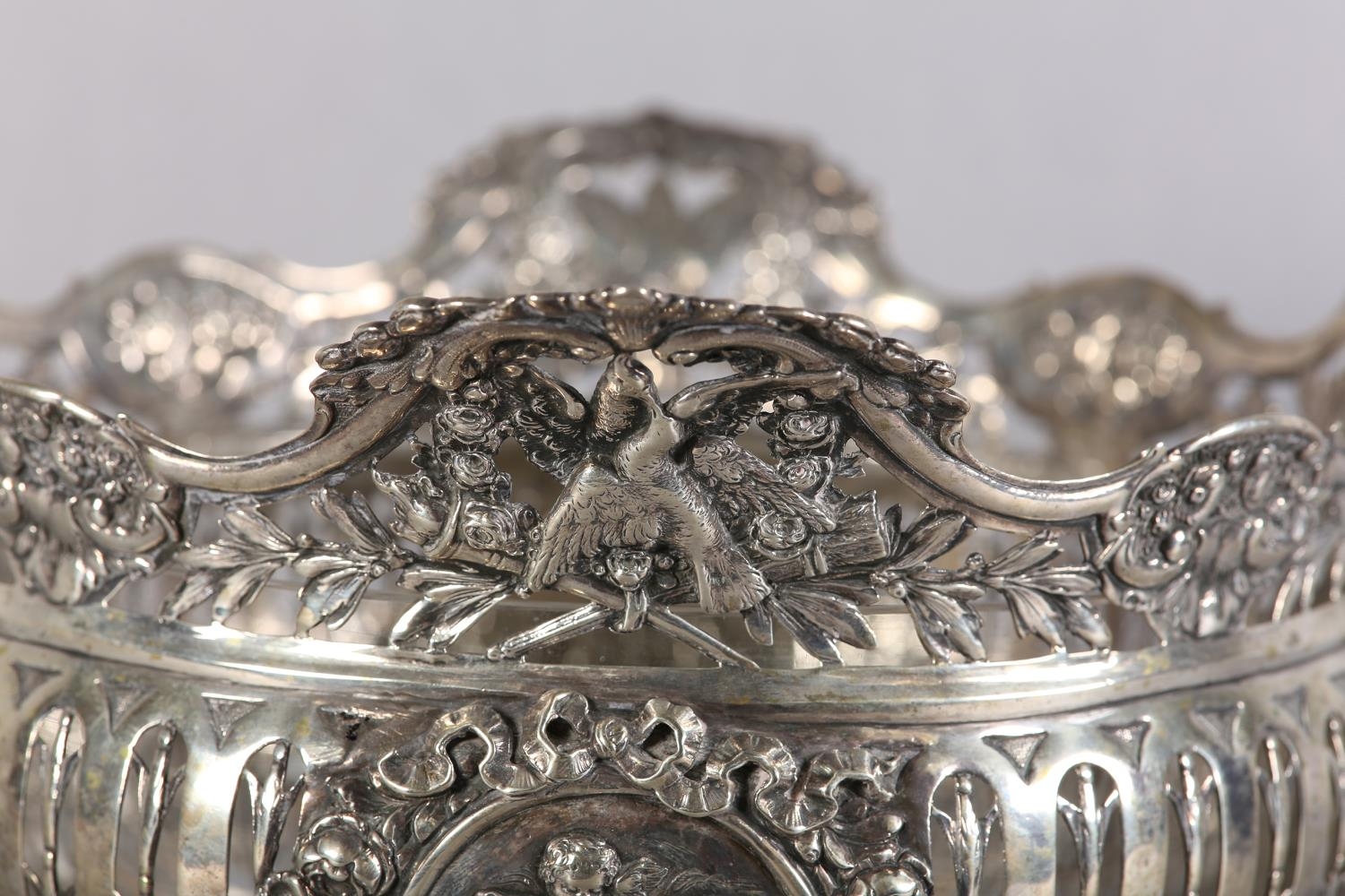 A LATE 19TH/EARLY 20TH CENTURY GERMAN .800 silver fruit bowl, pierced and embossed with floral - Image 4 of 7