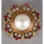 A SHIELD BROOCH IN 18CT GOLD BY DEAKIN & FRANCIS, collet set to the centre with a Mabé pearl