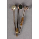 AN EDWARD VII DIAMOND CLUSTER STICK PIN in 9ct gold, the brilliant and Old European cut stones
