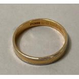 A wedding ring in 22ct gold with platinum edges by Charles Green and Sons. Approx. weight 2g