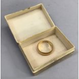 A wedding ring in 18ct gold, London 1977, for Slade and Wolfe Finger size: T. Approx width 6.5mm.