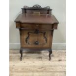 An Edwardian mahogany Davenport with 6 short drawers with brass handles, applied cartouche to front,