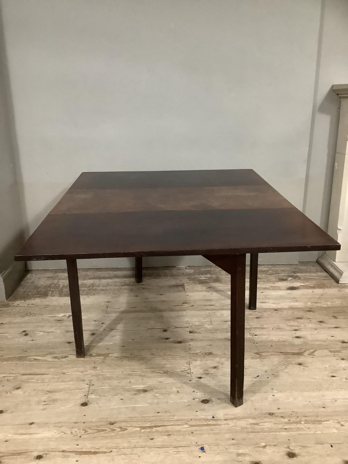 A Victorian mahogany drop leaf dining table, 135cm, on square legs with five dining chairs - Image 5 of 8