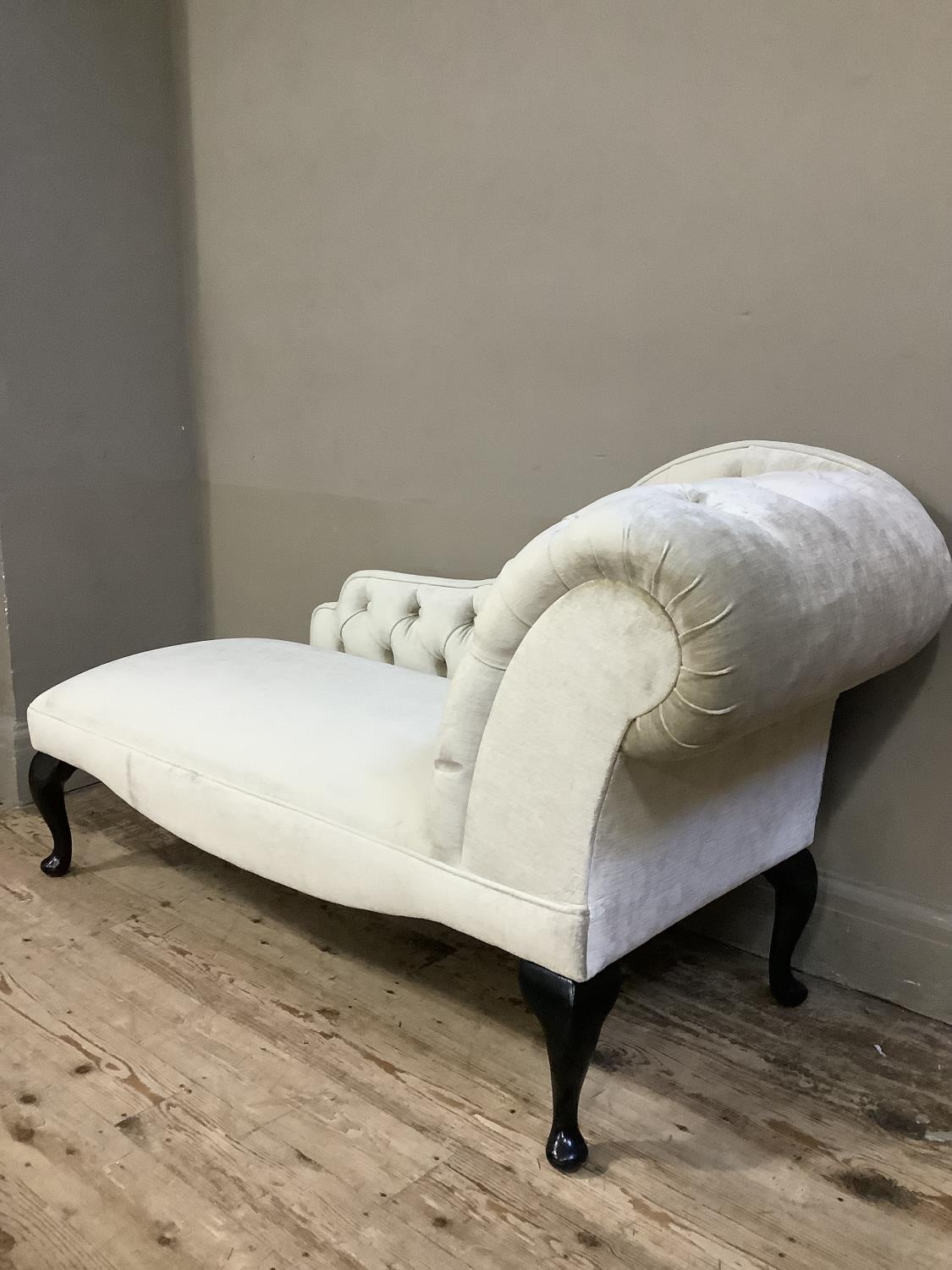 A reproduction button back miniature chaise lounge in champagne fabric on mahogany cabriole legs, - Image 3 of 6