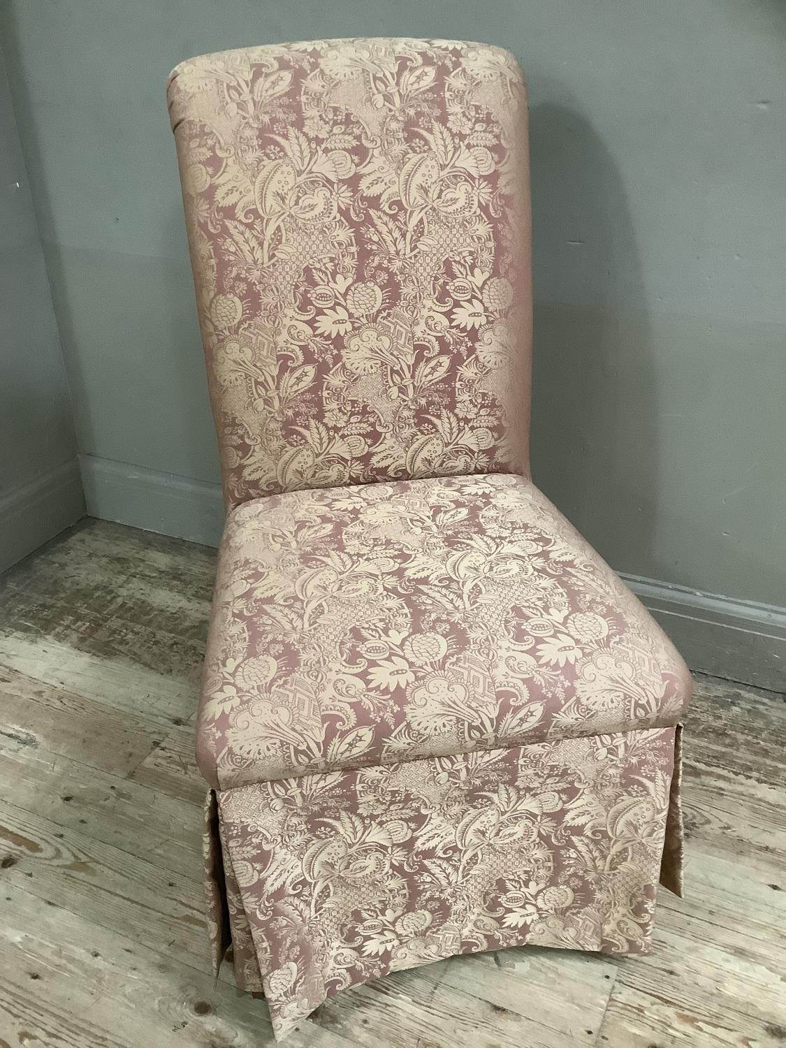 A bedroom chair upholstered in pink and gold fabric with skirt - Image 3 of 4