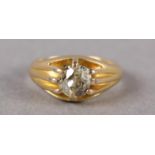 AN EDWARD VII SINGLE STONE DIAMOND RING in 18ct gold, the Old European cut stone claw set in a