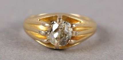 AN EDWARD VII SINGLE STONE DIAMOND RING in 18ct gold, the Old European cut stone claw set in a