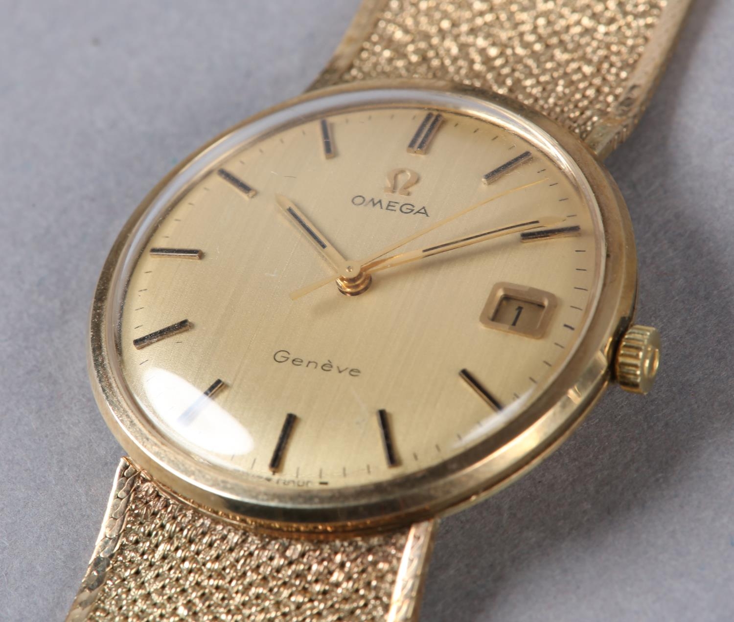 AN OMEGA GENTLEMAN'S GENÈVE MANUAL DATE WRISTWATCH, c1971, in 9ct gold case, jewelled lever date - Image 2 of 4