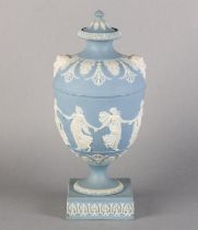A LARGE EARLY 19TH CENTURY WEDGWOOD JASPERWARE URN AND COVER, the pale blue body ornamented in white
