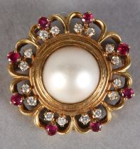 A SHIELD BROOCH IN 18CT GOLD BY DEAKIN & FRANCIS, collet set to the centre with a Mabé pearl