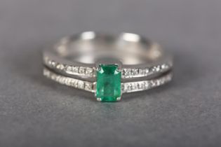 AN EMERALD AND DIAMOND RING IN 18CT WHITE GOLD, claw set to the centre with a step cut emerald