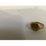 A signet ring in 9ct gold Approximate weight 3gm