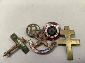 A WW1 machine gun corps sweet-heart brooch in base metal together with a brooch commemorating Amy