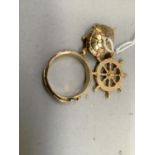 Two 9ct. gold charms together with a band ring with applied foliate decoration in 9ct. gold, total